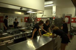 Učenci kuhali v hotelski kuhinji 22